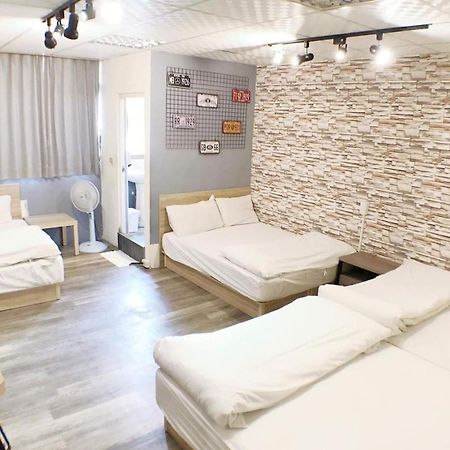 Fengjia Gift Box Homestay Taichung Buitenkant foto