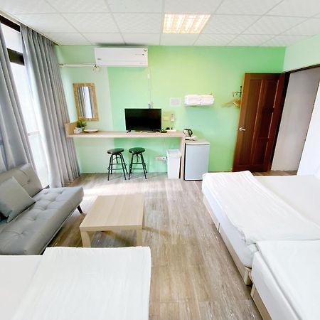 Fengjia Gift Box Homestay Taichung Buitenkant foto