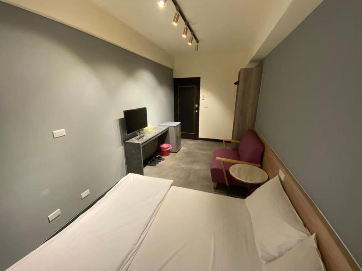 Fengjia Gift Box Homestay Taichung Buitenkant foto
