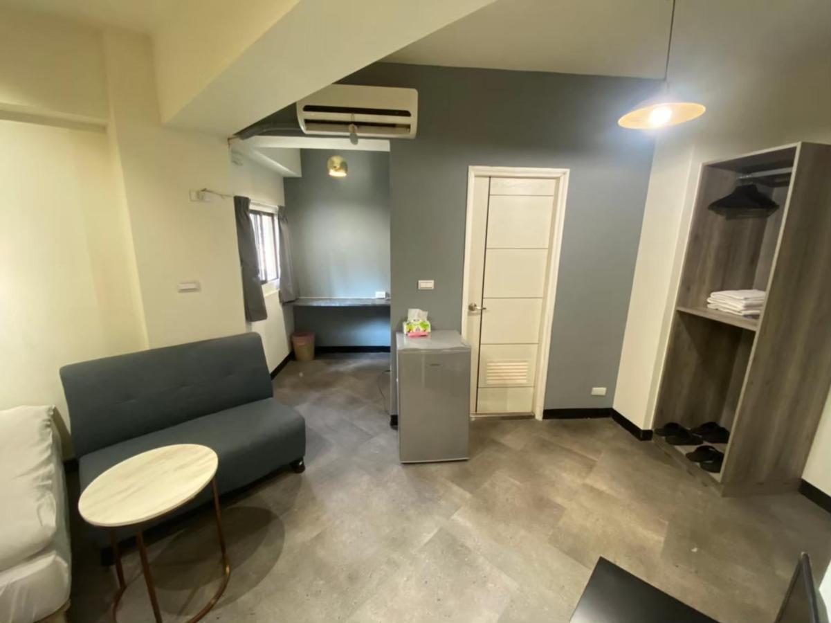Fengjia Gift Box Homestay Taichung Buitenkant foto
