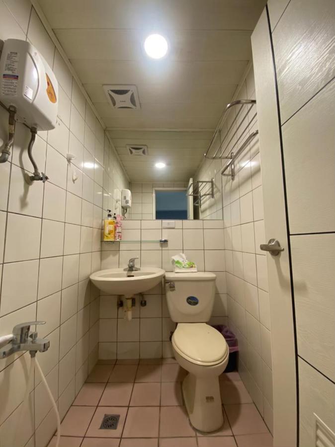 Fengjia Gift Box Homestay Taichung Buitenkant foto