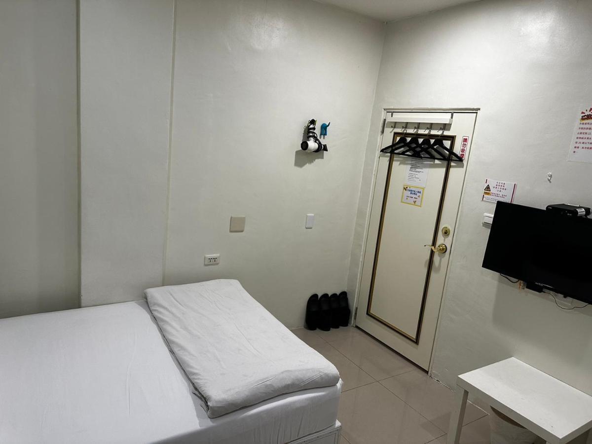 Fengjia Gift Box Homestay Taichung Buitenkant foto
