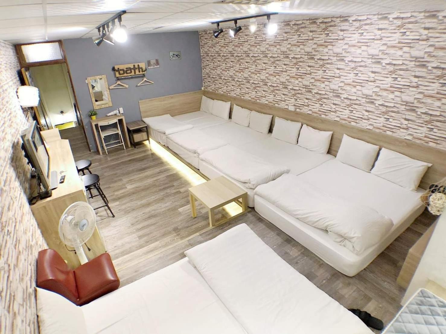 Fengjia Gift Box Homestay Taichung Buitenkant foto