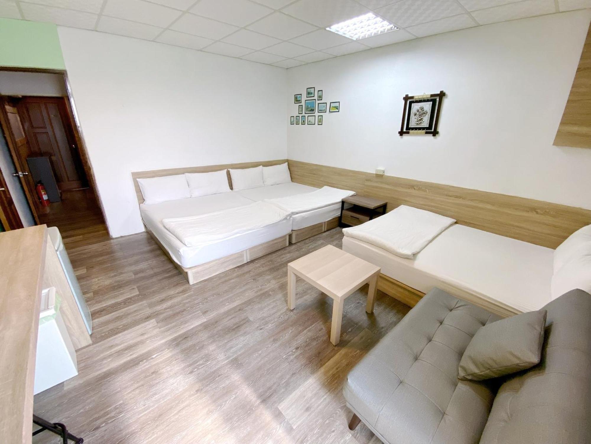 Fengjia Gift Box Homestay Taichung Buitenkant foto